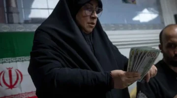 انهيار حاد.. تراجع الريال الإيراني يشعل احتجاجات شعبية ترقباً لضربة أميركية محتملة